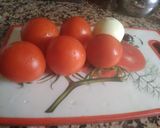 صورة لخطوة 1 من وصفة سلطة طماطم 🍅 والبصل اسهل مايكون 🥗
