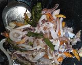 Foto langkah ke 3 dari resep Tumis Cumi Petai.