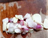 Foto langkah ke 2 dari resep Tumis Pare Cabai Hijau.