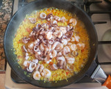 Foto del paso 5 de la receta: Arroz saborizado con pulpito 🐙y camarones
