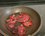 Foto del paso 4 de la receta: Bacalao en salsa de tomate con acelgas y crujiente de jamón