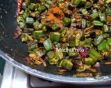A picture of step 6 of Fried Bhindi Masala.