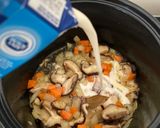 Gambar langkah 2 resipi Mushroom Soup (versi cendawan shiitake).
