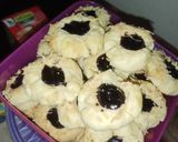 Foto langkah ke 7 dari resep Thumbprint Selai Strawberry.