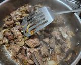 Foto del paso 3 de la receta: Hígado de vaca encebollado acompañado con arroz blanco