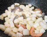 Foto del paso 1 de la receta: Arroz negro con sepia y gambas
