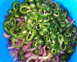 Foto del paso 8 de la receta: Cebollas moradas encurtidas con guindillas y zanahorias