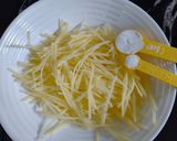 Foto langkah ke 2 dari resep Potato Paille.