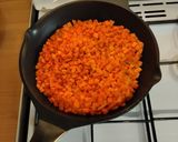 Фото кроку 7 до "Консерва" салака обсмажена з овочами в томатному соусі.