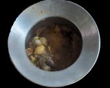 รูปขั้นตอนการทำที่ 6 ของ กลั่นไก่บ้านแบบอีสาน (ไก่ใต้น้ำ)