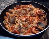Foto del paso 3 de la receta: Espaguetis con gambas y almejas, también para celíacos