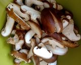 Foto langkah ke 1 dari resep Shitake Cream Soup.