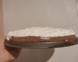 Foto del paso 5 de la receta: Pastel relleno nata y cubierto con dos chocolates