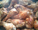 Foto del paso 1 de la receta: Pollo al ajillo con patatas y guisantes