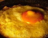 Foto del paso 4 de la receta "Huevos rotos con jamón" en versión avestruz
