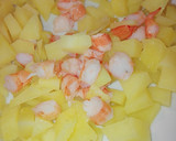 Foto del paso 5 de la receta: Patatas al horno rellenas de langostinos
