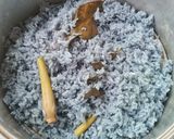 Foto langkah ke 3 dari resep Nasi uduk bunga telang.