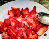 Foto del paso 2 de la receta: Frutillas 🍓con crema de leche 🍧 (tips)