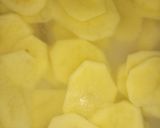 Foto del paso 1 de la receta: Pastel de pollo con papas en rodajas a la napolitana