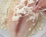 Foto del paso 3 de la receta: Pescado empanizado, verduras salteadas y papas al vapor