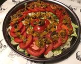 Une image de l'étape 6 de Salade iceberg et tomates aux raisins marinés sauce tomates séchées.