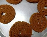 तांदळाच्या पिठाची कुरकुरीत चकली (Rice Flour Chakli Recipe In Marathi) रेसिपी स्टेप 3 फोटो 