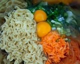 Foto langkah ke 2 dari resep Omelet Mie Instan Sosis.