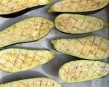 Une image de l'étape 4 de Papoutsakia 🇬🇷 aubergines farcies à la viande hachée et béchamel.