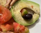 Foto del paso 2 de la receta: Ensalada de melva, aguacate, tomate, con queso de cabra tostado