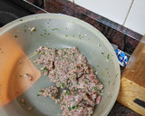 Foto del paso 1 de la receta: Albóndigas rellenas de jamón y pimiento con aros de cebolla