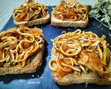 Foto del paso 5 de la receta: Tostas con sofrito de gulas