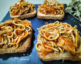 Foto del paso 5 de la receta: Tostas con sofrito de gulas