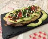 Foto del paso 5 de la receta: Tostada de tortilla y jamón york, aguacate y canónigos
