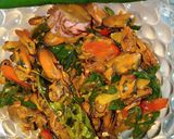 Foto langkah ke 5 dari resep Tumis kerang cabai hijau.