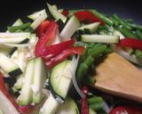 Foto del paso 2 de la receta: Filete de pollo con salteado de vegetales!!