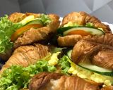 Gambar langkah 3 resipi Breakfast Egg Croissant 🥐.