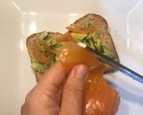Foto del paso 2 de la receta: Tostada de aguacate, salmón y tomatitos cherry 🥑🍅