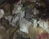 Foto del paso 3 de la receta: Pollo dorado, al vino y ajo con papas