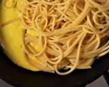 Foto del passaggio 3 della ricetta Spaghetti cremosi allo zafferano