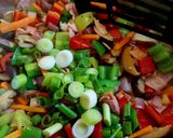 Φωτογραφία βήματος 8 της συνταγής Yaki Udon Stir Fry με λαχανικά και μπέικον C&G