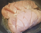 Foto del paso 2 de la receta: Pechugas de pollo enteras en salsa (jugositas)