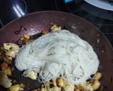 Foto del paso 6 de la receta: Fideos chinos con pollo y almendras