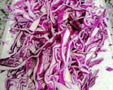 Foto del paso 3 de la receta: Ensalada de lombarda con vinagreta de fresones