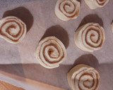 Foto del passaggio 3 della ricetta Kanelbullar/Cinnamon rolls/Girelle di cannella