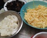 รูปขั้นตอนการทำที่ 1 ของ เห็ดหูหนู เนื้อเทียมผัดขิง