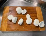 Une image de l'étape 6 de Salade de tomates bicolores à l’oignon rouge et mozzarella.
