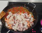 Foto del paso 8 de la receta: Arroz con pulpo, calamares y langostinos
