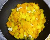Fűszeres csirkeszárnyak hagyma ágyon fahéjas almával besütve recept fázis 6 fotója