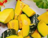 Hình bước làm 1 của món Chân giò hầm bí đỏ