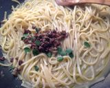 Foto del passaggio 8 della ricetta Linguine mantecate con cipollotto e acciuga, con filetto di pesce persico su crema di cavolfiore